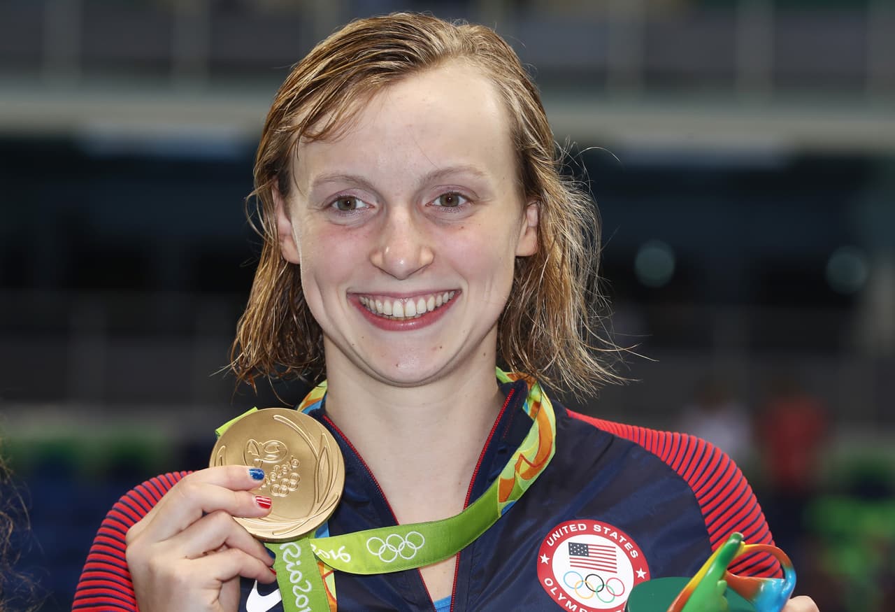 Impresionante marca de 3.56.46 para Katie Ledecky en los 400 libres, con lo cual gana el oro y logra un nuevo récord del mundo. A casi cinco segundos de la estadounidense llegaron Jazz Carlin (Gran Bretaña) y Leah Smith (EEUU), que se quedaron con la plata y el bronce.
