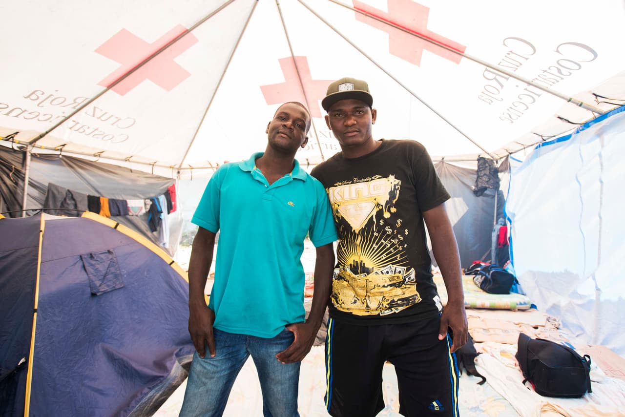 Wilfredo (izquierda) y Keny (derecha) llegaron a Brasil desde Congo en un bargo.