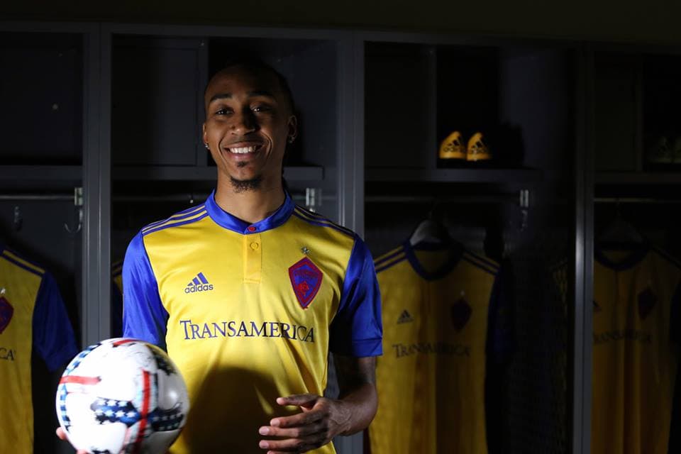 El volante Marlon Hairston fue uno de los primeros en estrenar la segunda casaca de los Rapids. (Facebook | Colorado Rapids)