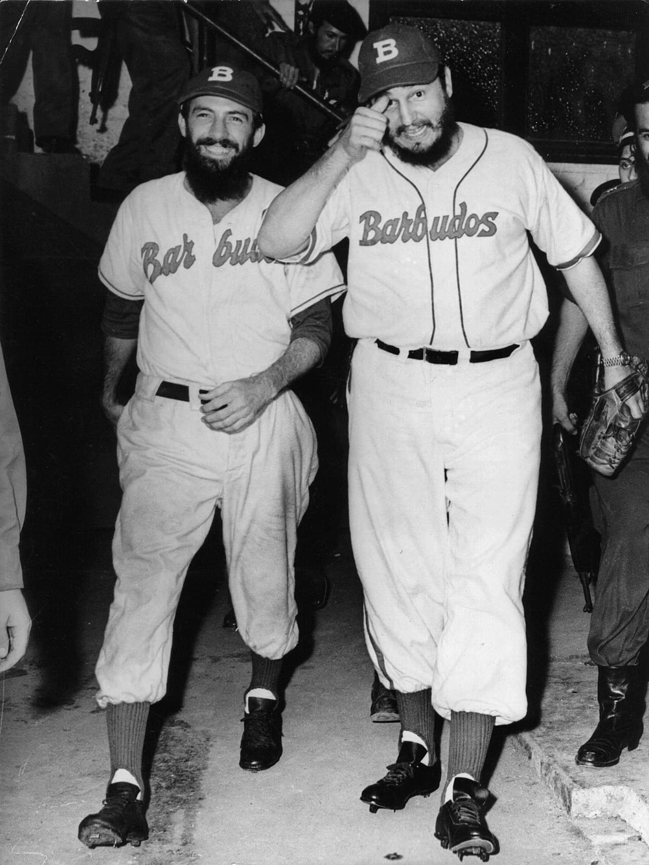 Fidel Castro en compañía Camilo Cienfuegos en un partido amistoso con el equipo Barbudos tras la revolución cubana.
