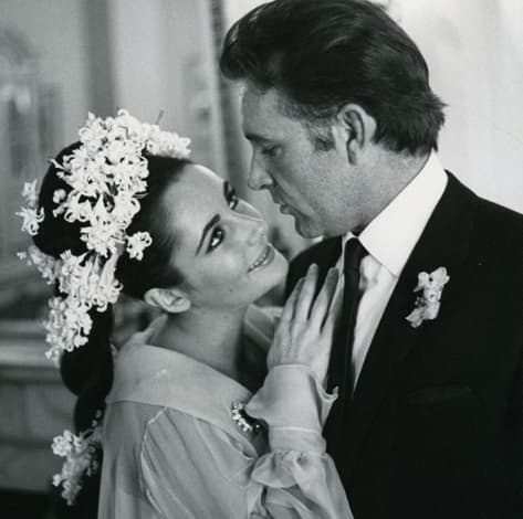 La diva del cine, Elizabeth Taylor vivió un tórrido romance con Richard Burton. Se conocieron en 1962 y contrajeron matrimonio en 1964, relación que duró 10 años, hasta que anunciaron su divorcio en 1974.