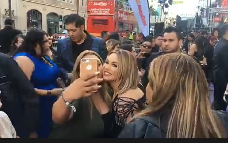 'Chiquis' ilumina con una enorme sonrisa la alfombra morada de este evento que premia a lo mejor de la música regional mexicana.