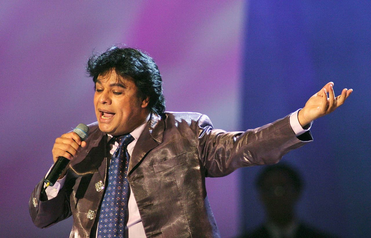 <b>Juan Gabriel</b> tuvo una infancia difícil, pero esto no lo detuvo para lograr cumplir sus sueños. Desde muy pequeño su creatividad lo llevó a crear objetos de hojalatería que vendía para ganar dinero.