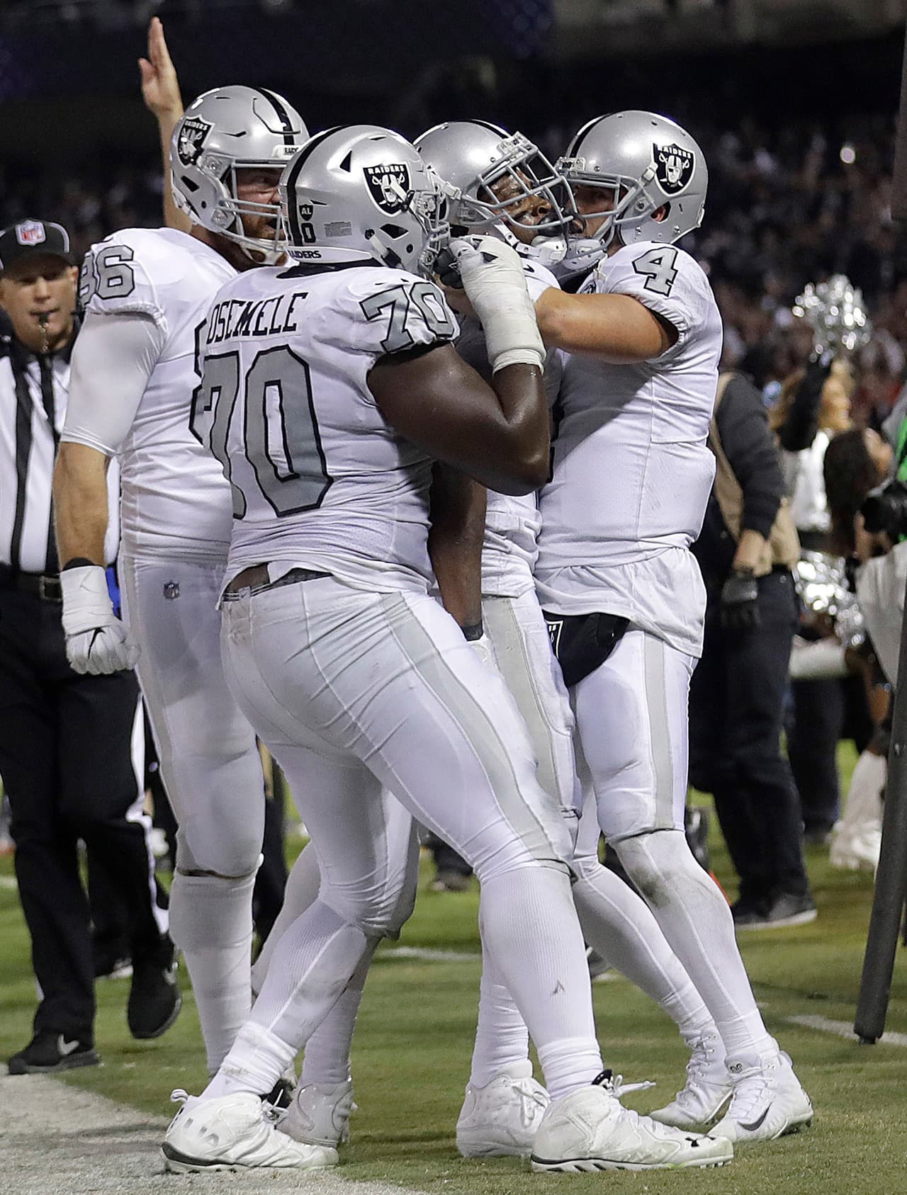 Con su temporada en la línea tras la reciente recesión, Carr lideró un drive anotador de 85 yardas con 2:25 en el reloj para darle a los Raiders la emocionante victoria en una remontada de último segundo.