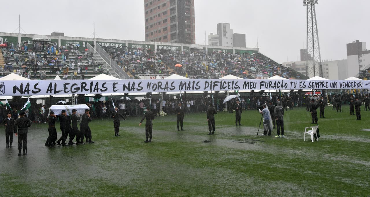 Más de 100,000 personas se dieron cita en el estadio del equipo para recibir los cuerpos de los futbolistas que fallecieron en el accidente aéreo.
