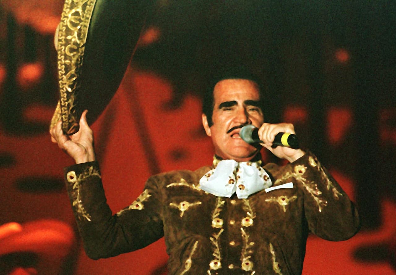 <b>Vicente Fernández</b> no se queda atrás y desde muy joven se ganó el dinero en trabajos que no tenían nada que ver con la música; el cantante fue pintor, lavaplatos y hasta bolero.