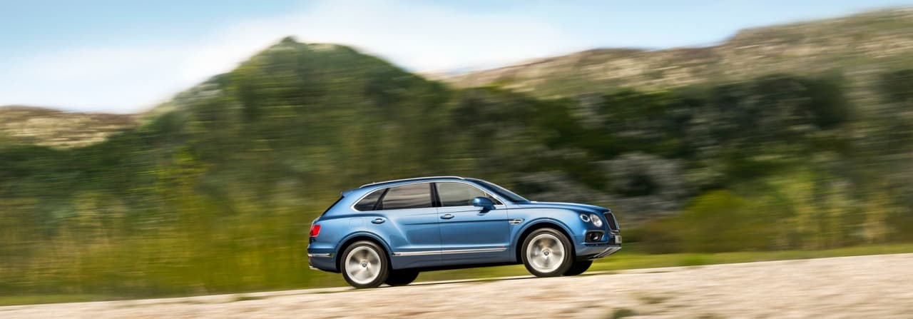 La Bentayga es una camioneta, como los demás Bentley, construida de manera artesanal. Debajo del capó lleva un enorme motor W12 turbo.