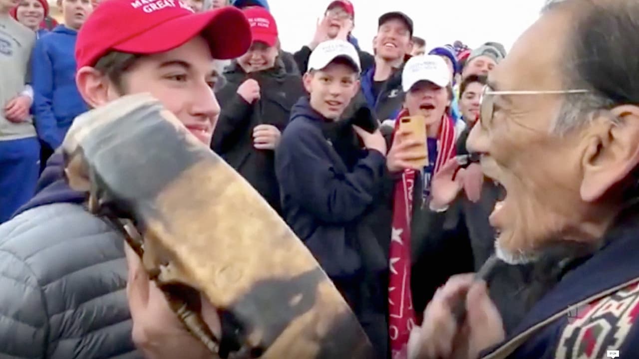 "Me paré entre ellos para orar": video completo muestra otra realidad sobre imágenes polémicas que se hicieron virales