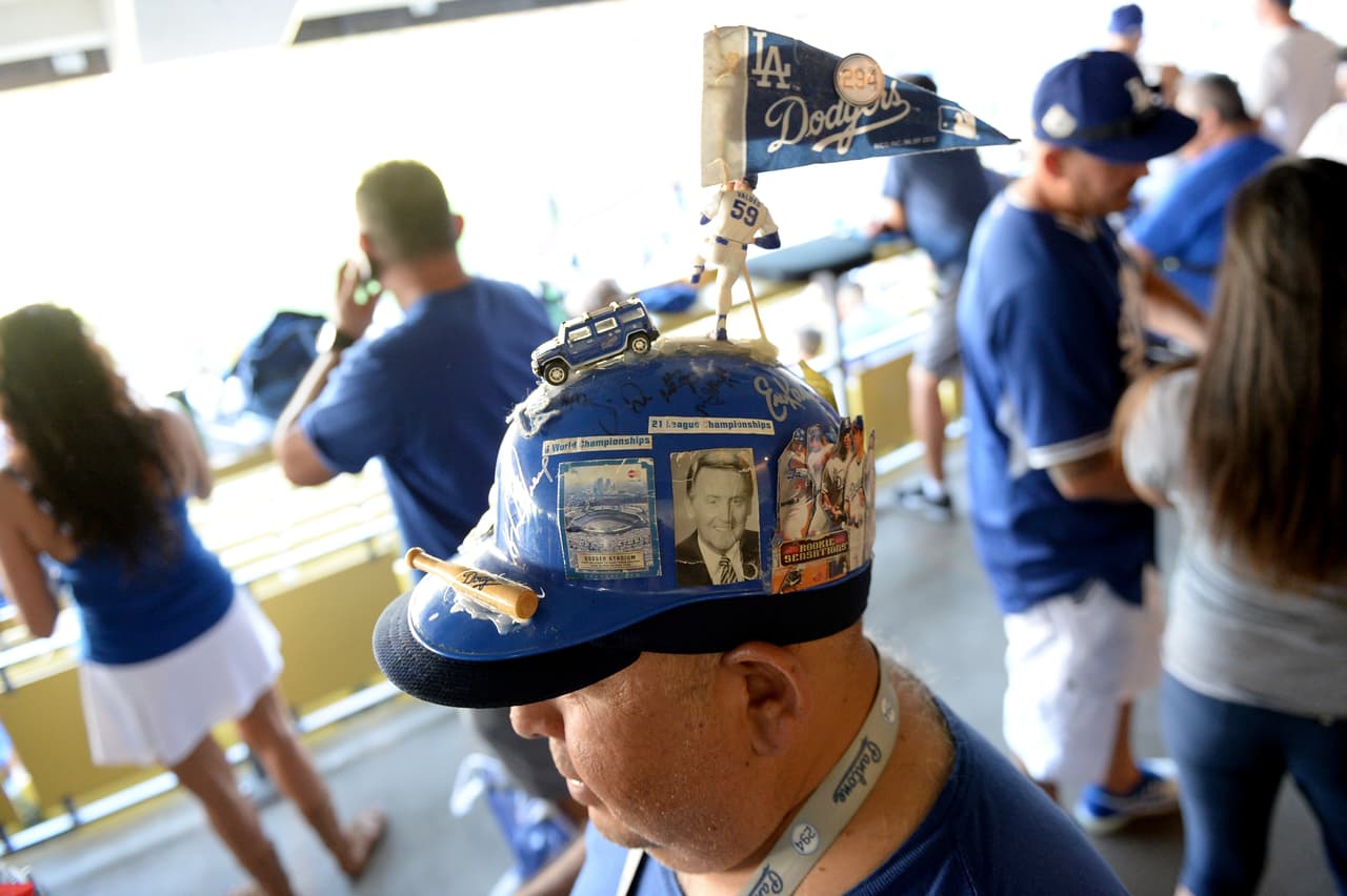 Los seguidores tuvieron toda clase de artículos como muestra de apoyo a los Dodgers.