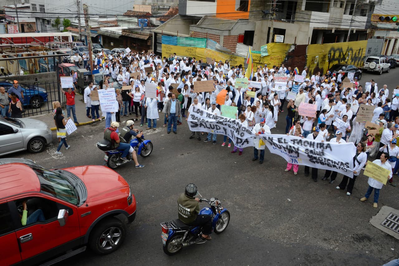 Médicos de la ciudad fronteriza de San Cristobal se congregaron para manifestar su rechazo a las medidas del gobierno y exigir una respuesta a la escasez.