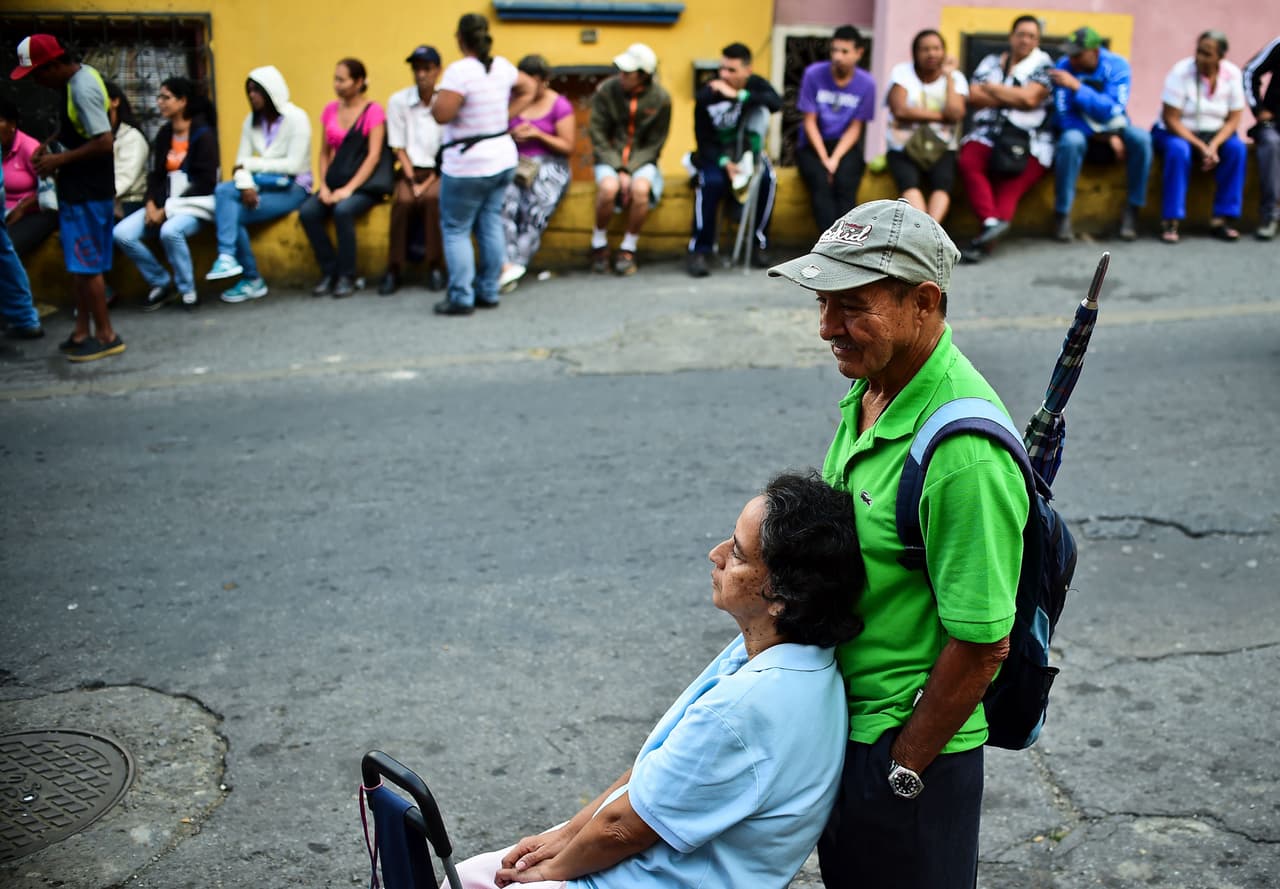 El cansancio también se siente en las filas para comprar alimentos.