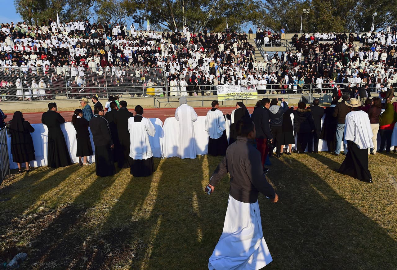 Sacerdotes, monjas y seminaristas lo esperaban en el estadio Venustiano Carranza en Morelia.
