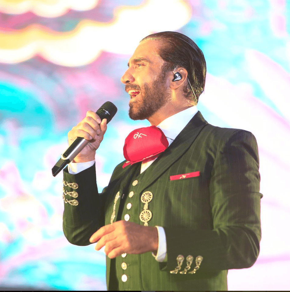 Alejandro Fernández interpretó algunos temas de su padre, don Vicente Fernández, durante el cierre de 'L Festival'.