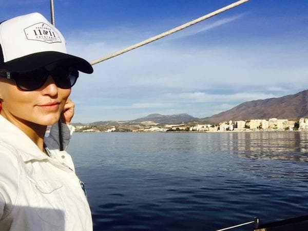 Por tener una bonita y exitosa novia que lo quiere mucho.