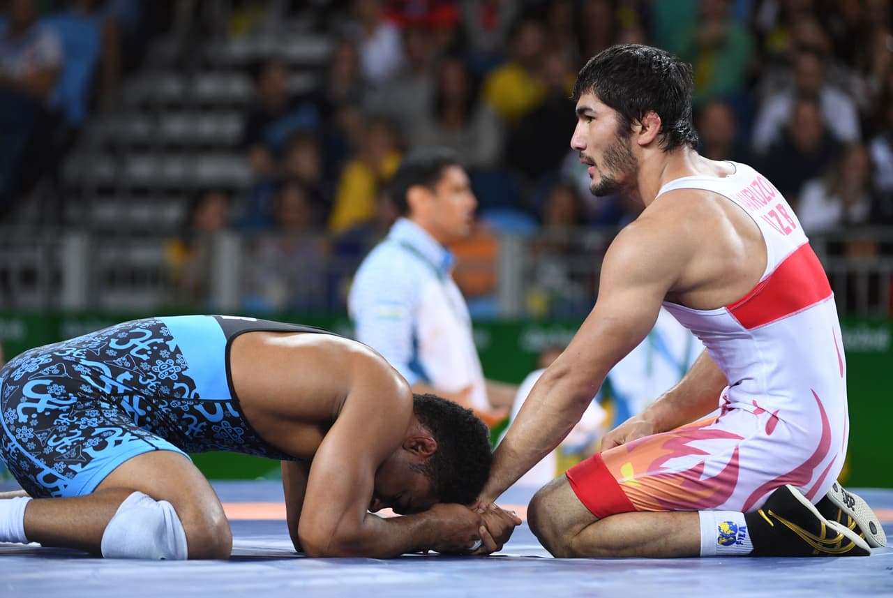 Gómez pasó directo a la segunda ronda de los 65 kilogramos tras vencer al búlgaro Borislav Novachkov. Sin embargo, en su segundo combate, una polémica decisión lo dejó fuera del medallero dándole la victoria al uzbeko Ikhtioyor Mavruzov.