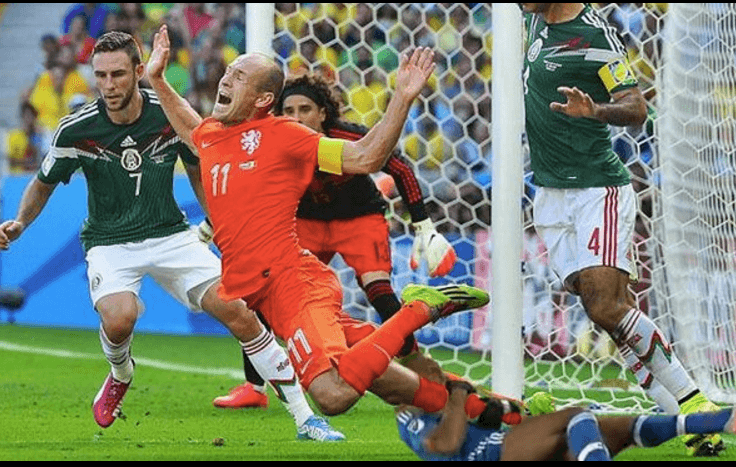 Y sí, señores. El misterio del #NoEraPenal está resuelto. Didier Drogba jaló de la pierna de Arjen Robben y por eso sancionaron el penalti para el equipo neerlandés.