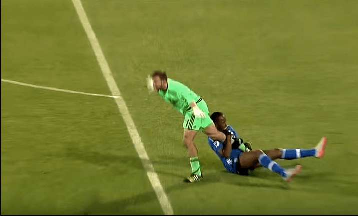 El pasado domingo en los #MLSCupPlayoffs, Didier Drogba se aferró a la pierna del arquero Steven Clark, de Columbus Crew. La imagen se hizo viral y a los memes del #DrogbaLegLock no le faltaron creatividad.