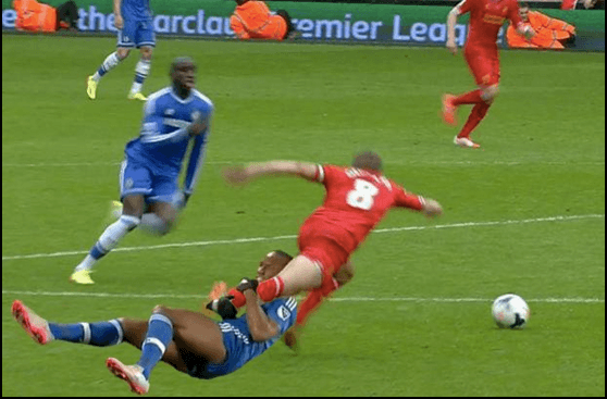 Steven Gerrard también conoció al candado de Drogba en los tiempos en que se enfrentaban en la Premier League...