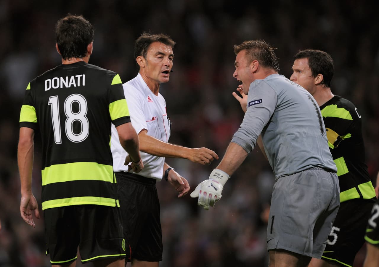 Otros árbitros, en cambio, como el español Mejuto González, preferían escucharlo antes de decidir si amonestarlo o simplemente llamarle la atención.