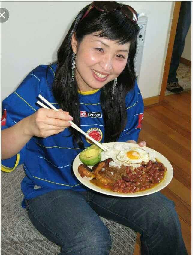 Los japoneses comieron bandeja paisa, plato típico de Medellín y Antioquia, zona de donde es Atlético Nacional.