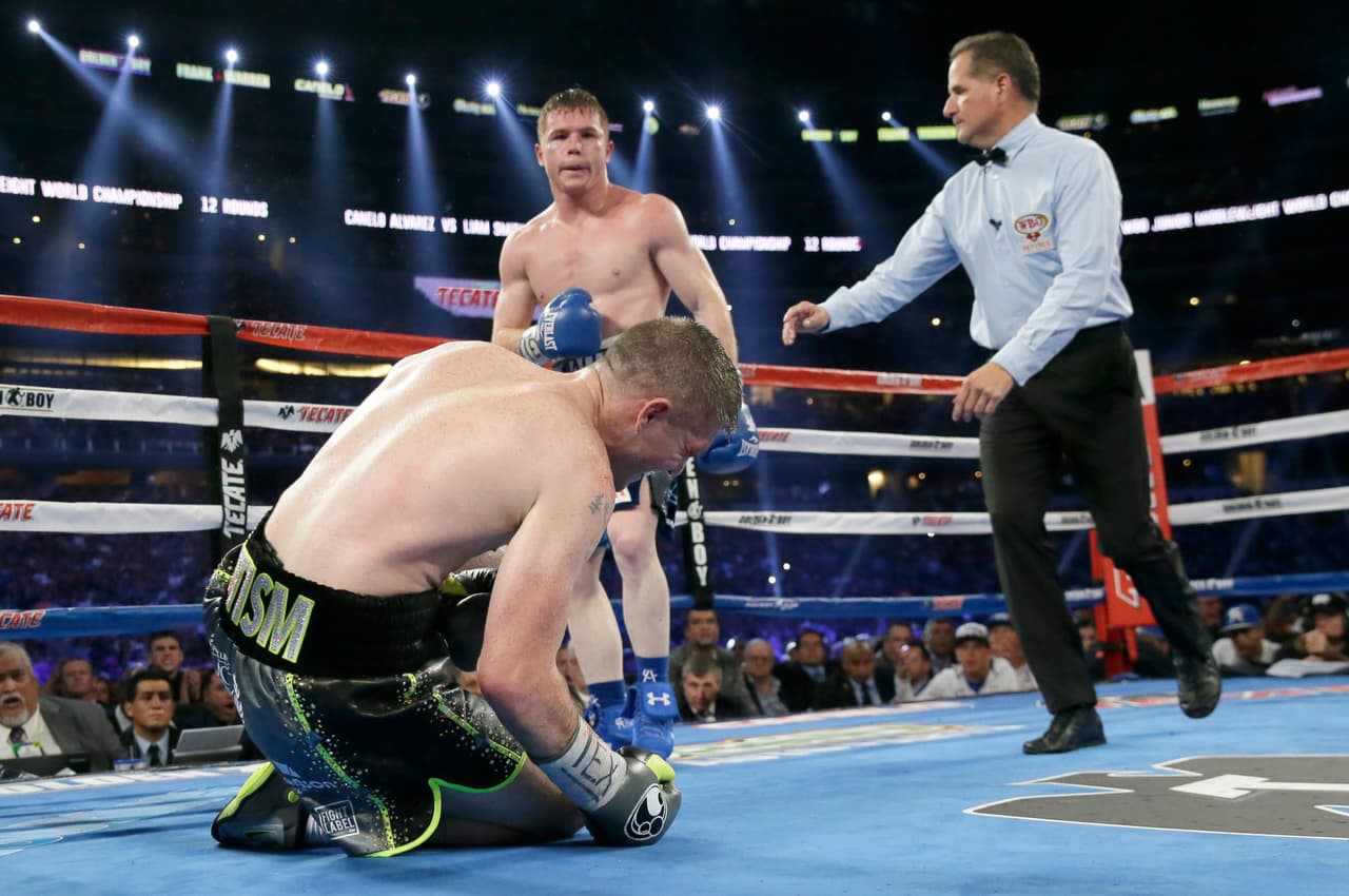 El último de los títulos mundiales obtenidos por Álvarez fue el 17 de septiembre de 2016 contra Liam Smith, a quien por primera vez en la carrera del británico puso en la lona. Así fue campeón de peso superwelter de WBO.