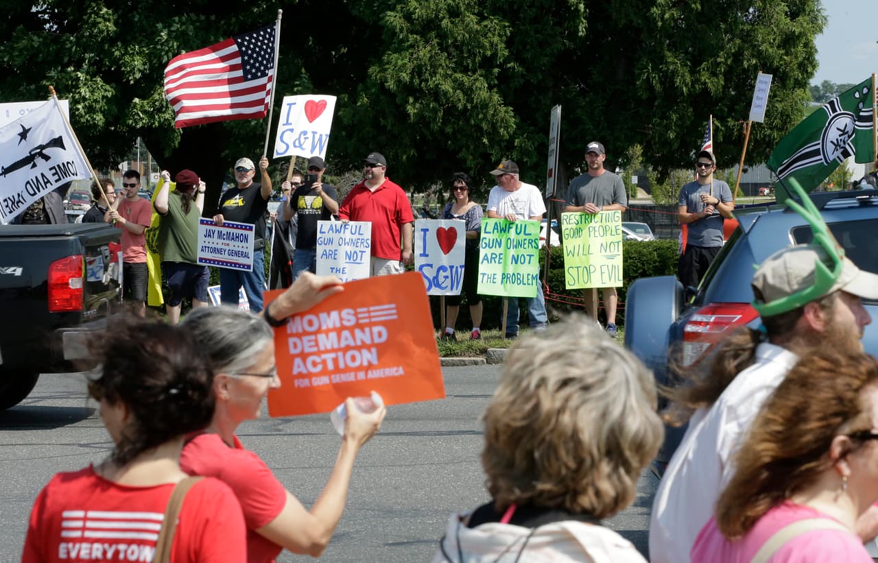 Protestan contra la violencia con armas frente a fábrica Smith & Wesson en Massachusetts
