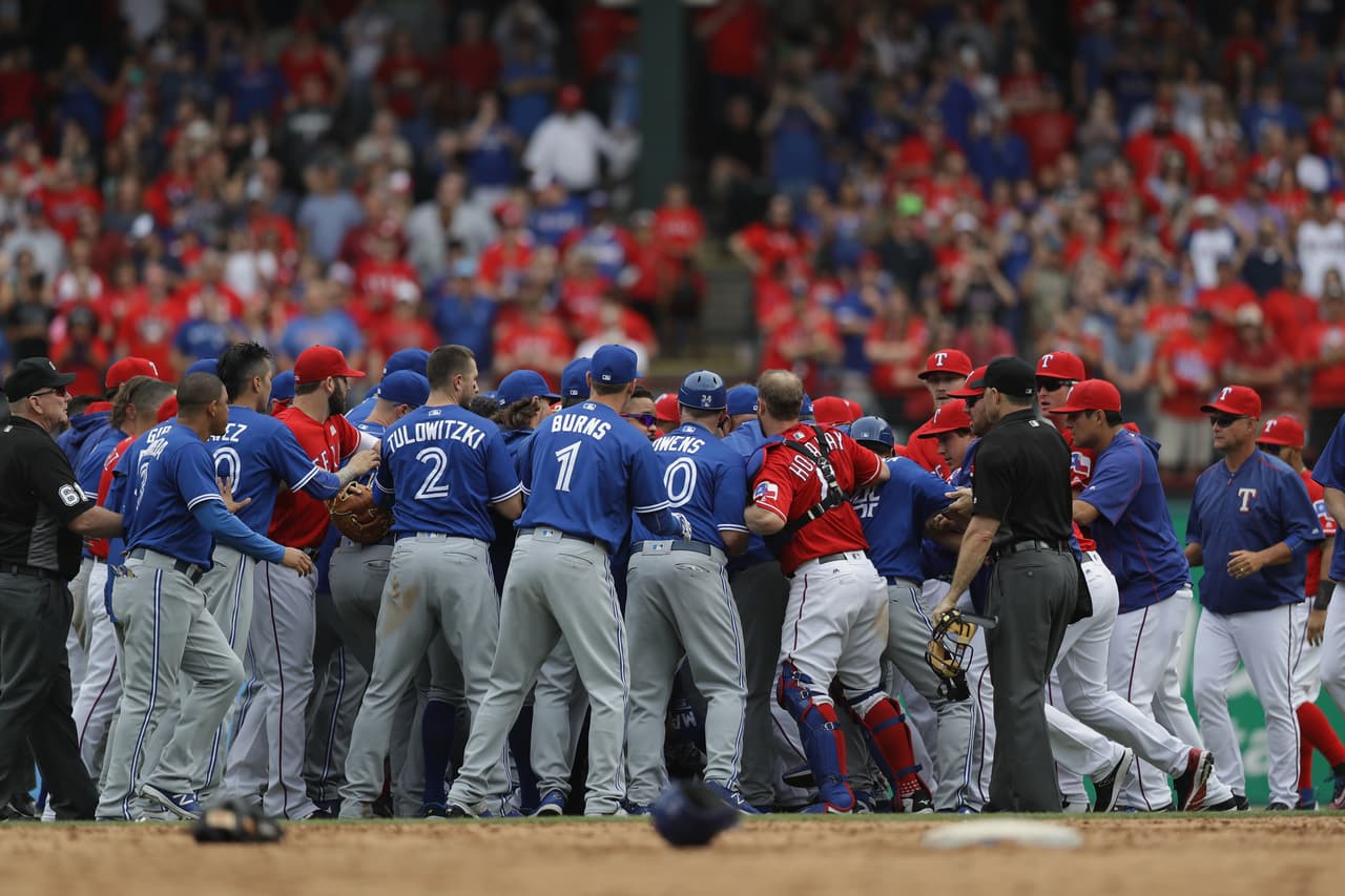 José Bautisa de los Blue Jays y Rougned Odor de los Rangers protagonizaron una pelea que desató una batalla campal en el diamante.