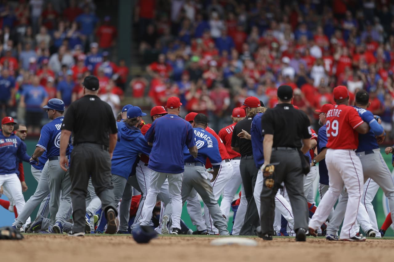 José Bautisa de los Blue Jays y Rougned Odor de los Rangers protagonizaron una pelea que desató una batalla campal en el diamante.