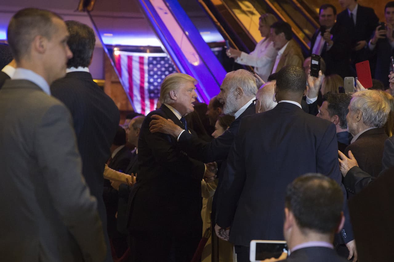 Donald Trump y Carl Icahn se saludan en el Trump Tower en Nueva York, el día de las primarias del estado, 19 de abril, 2016.