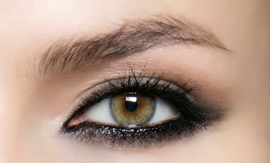 Este maquillaje tiene el efecto ahumado en la parte inferior del ojo. Para lograrlo aplica delineador en lápiz y luego sobre el trazo aplica un poco de sombra negra. Verifica que no se corra el maquillaje, si es necesario aplica un fijador. Delinea con una línea delgada la parte superior y también aplica un poco de sombra. Difumina y agrega sombra marrón en la cuenca de los ojos.
<br>