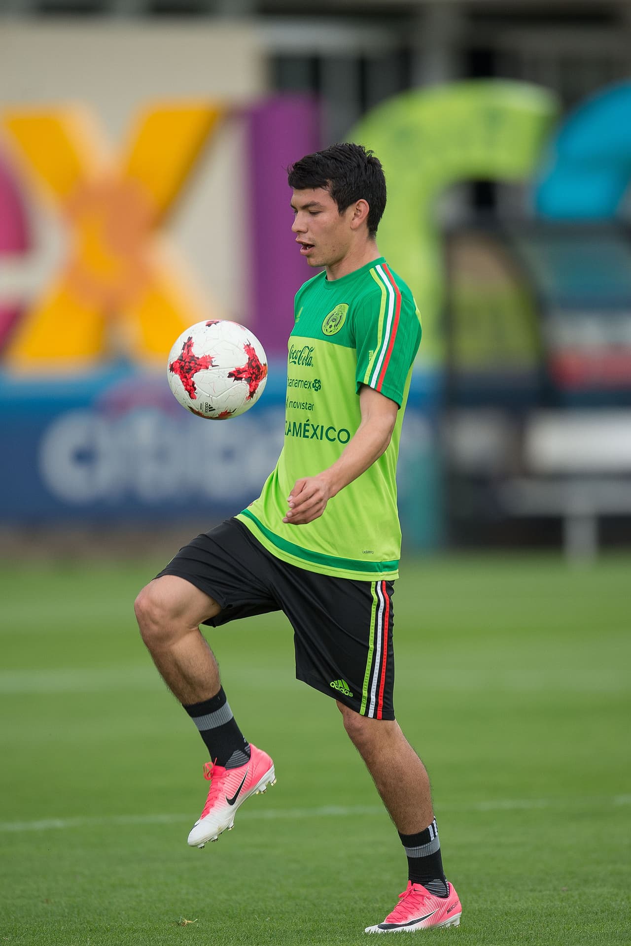 El Tri ya está en Rusia 2018, pero debe termianr su camino de la mejor manera pera mantener el primer lugar del hexagonal. Hirving 'Chuky' Lozano ya hizo presencia en la concentración. Además del 'Chicharito', el jugador del PSV es uno de los más aclamados por su momento en Europa.