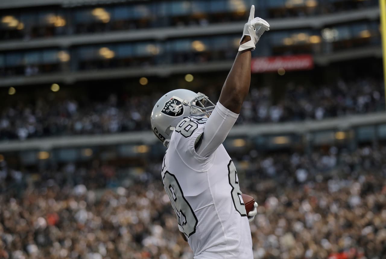 Más tarde, se conectaron para un touchdown de 45 yardas, convirtiendo a Cooper en el primer receptor de los Raiders con dos recepciones anotadoras en el primer cuarto desde Mervyn Fernández en 1989.