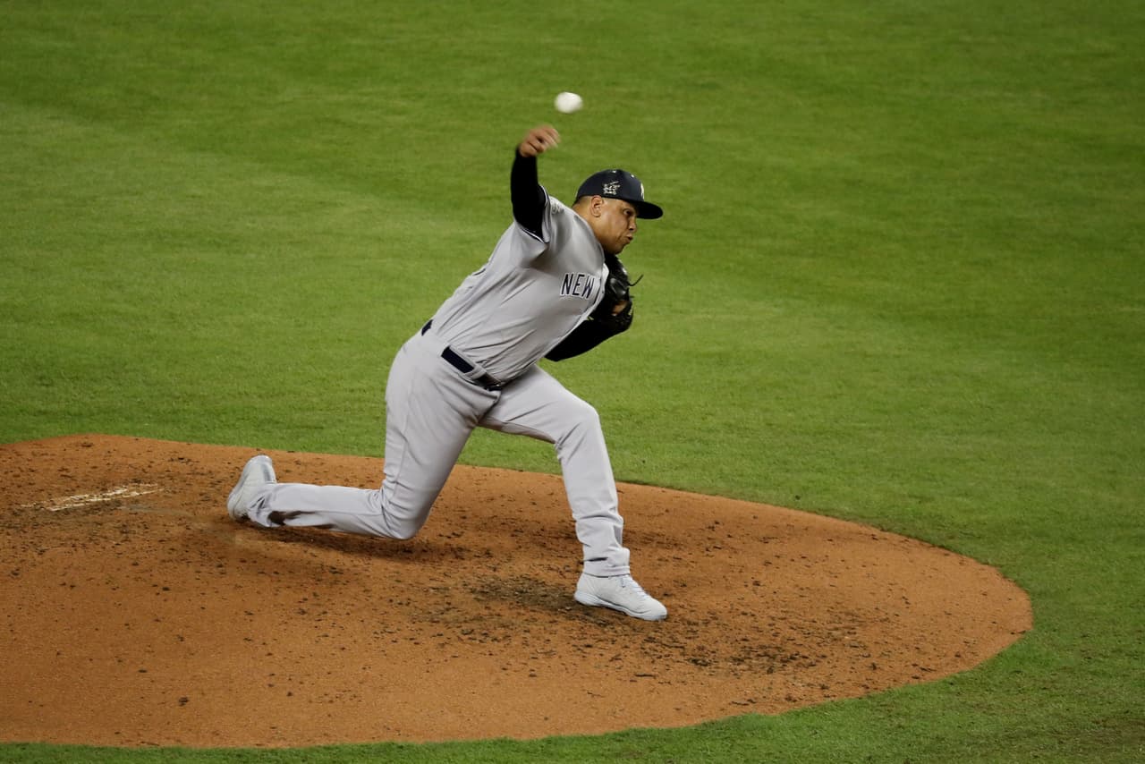 El relevista de los Yankees Dellin Betances ha tenido problemas de contro en sus últimos encuentro y hoy no fue la excepción. Lanzó una entrada en la que otorgó 2 bases por bolas aunque al final logró colgar el cero.