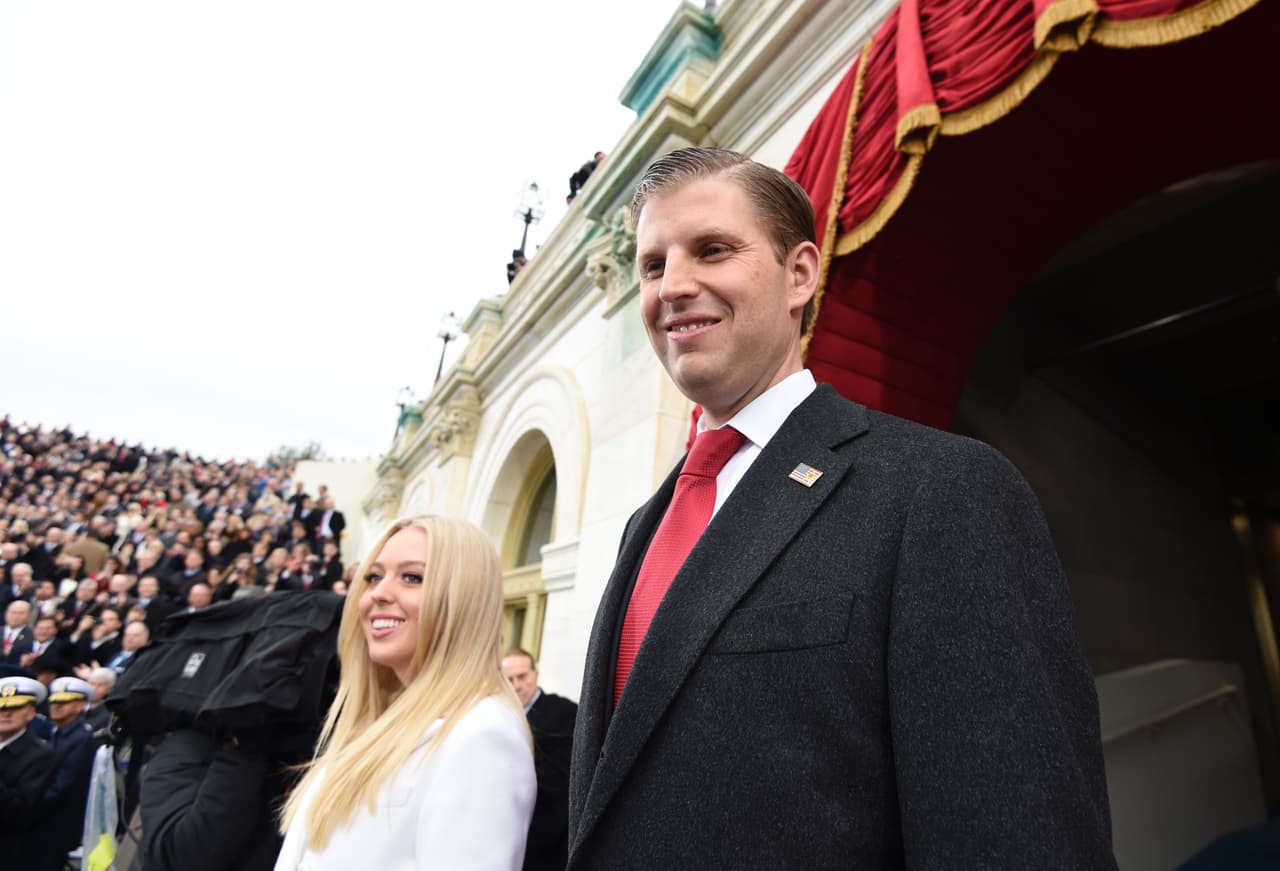 <b>Eric Trump</b>
<br>Eric Trump,
<b>de 32 años,</b> es el tercer hijo de Donald Trump y su primera esposa, Ivana. A la ceremonia de posesión de su padre llegó con una gabardina negro y una corbata roja, una combinación que parece ya su marca registrada. Tras el divorcio de sus padres, vivió bajo la custodia de su madre Ivana, hasta que se graduó de la universidad y empezó a trabajar en la Organización Trump. En ella es vicepresidente ejecutivo de desarrollo y adquisiciones en todo el mundo, y trabaja en colaboración con sus hermanos mayores, Donald Jr. e Ivanka.