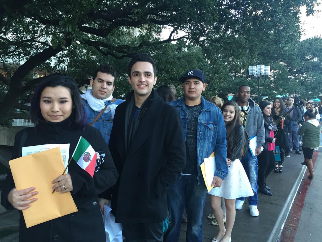 Cantando y con toda la energía se hicieron sentir los jóvenes texanos que madrugaron en busca de la oportunidad de sus vidas. Cada uno tuvo la misión de convencernos con su talento, personalidad y estilo único, muchos audicionaron pero sólo los mejores subirán al escenario.