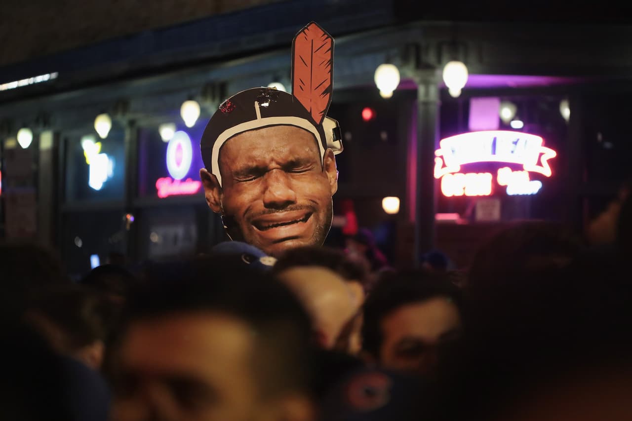 Un cartel con la cara del jugador LeBron James de los Cleveland Cavaliers fue llevado a la celebración de los fanáticos de los Cubs frente al Wrigley Field.