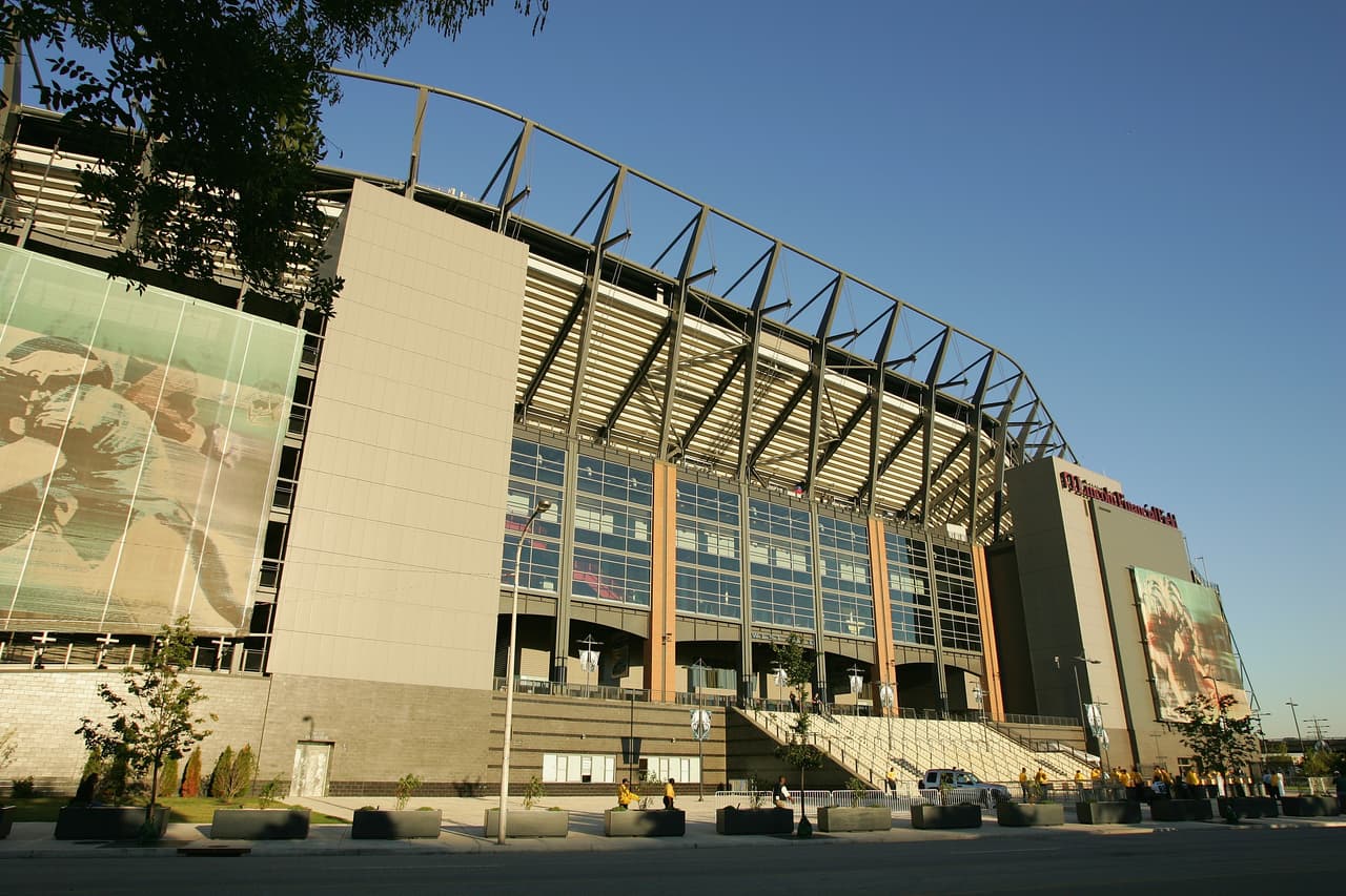 La casa de los Philadelphia Eagles de la NFL se localiza en Philadelphia que cuenta con una población de millón y medio de personas.