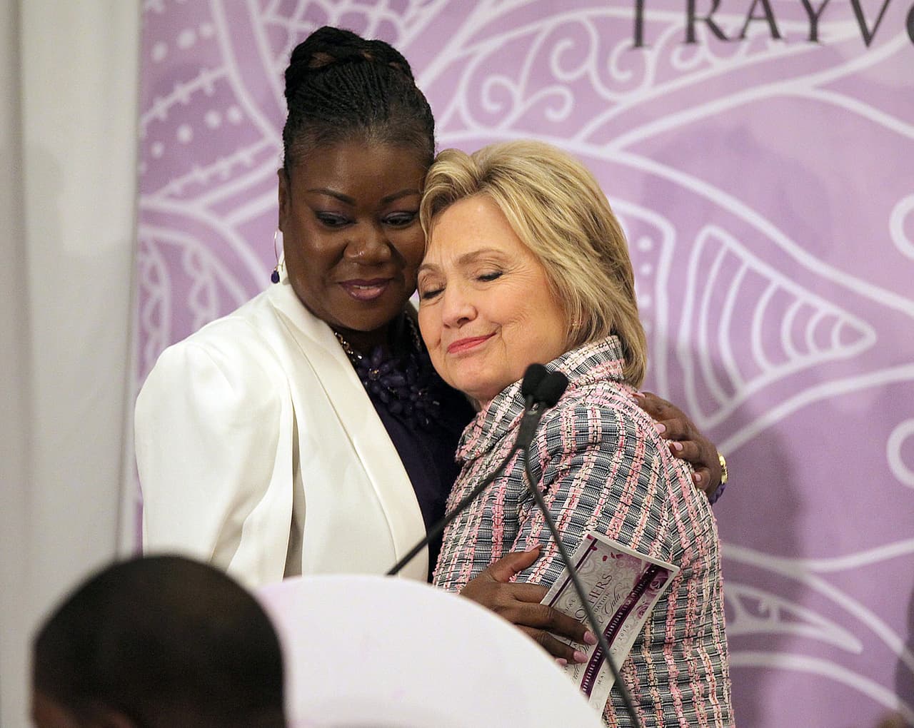 HIllary Clinton se abraza a Sabrina Fulton, la madre del adolescente Trayvon Martin, que murió por disparos de un vigilante comunitario