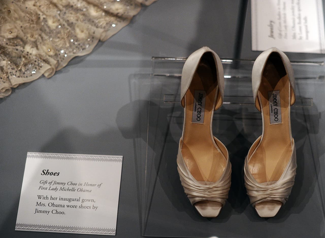 Los zapatos perlados tipo ojo de pescado, de poco tacón que usó Michelle Obama para el primer baile presidencial inaugural fueron justamente de esta marca que se creó por la alianza del diseñador malayo de apellido Choo y la editora de Vogue UK, Tamara Mellon.