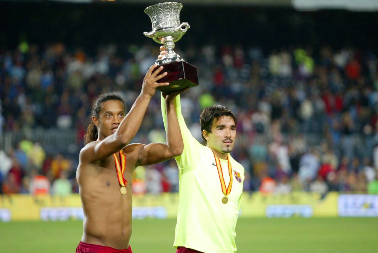 La Liga de España de 2005 fue el primer gran título en el camino de Ronaldinho en Barcelona, la consolidación del 'jogo bonito' con trofeos en mano y una gran nómina, dirigida por el holandés Frank Rikjaard, que también ganó la Supercopa de España esa temporada.