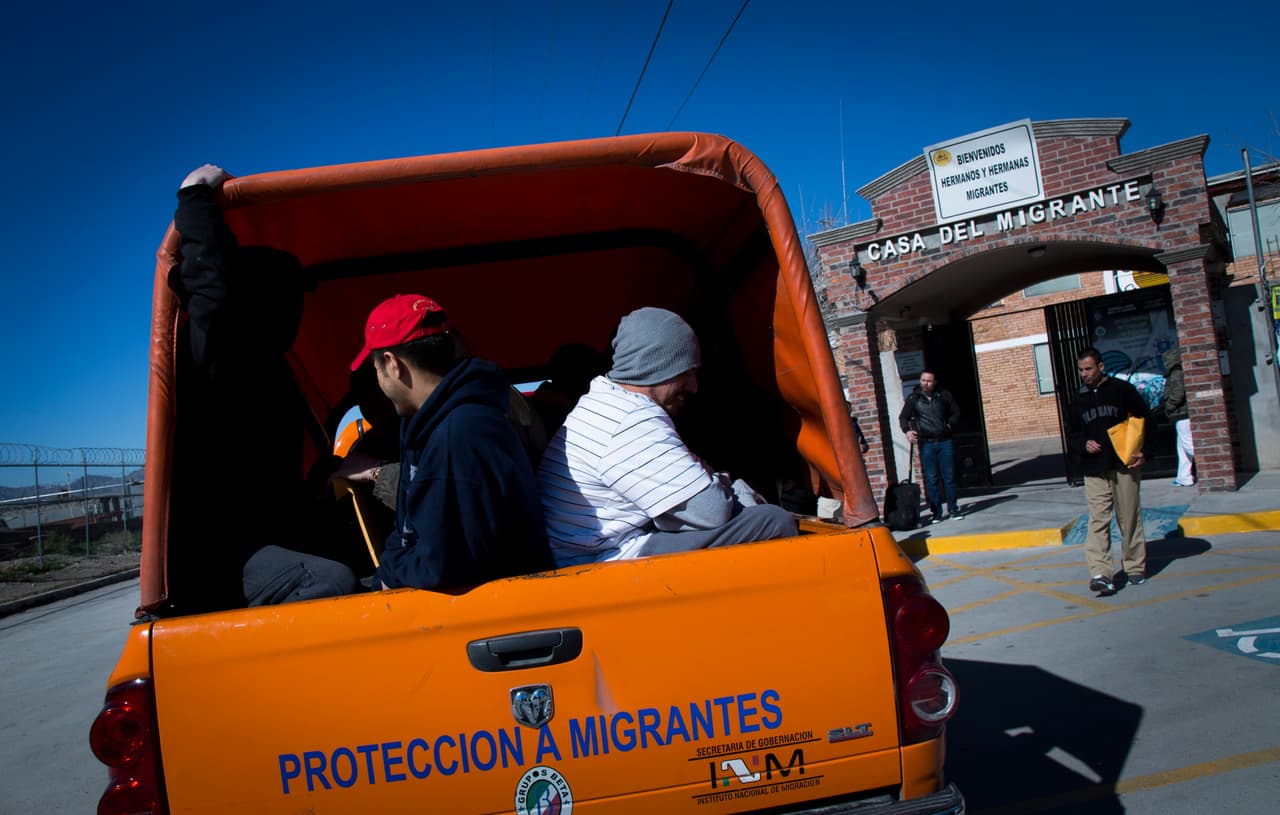 La Casa del Migrante en Ciudad Juárez recibe a deportados cada noche y los entrega al día siguiente a "los beta", un grupo de ayuda al migrante en México.