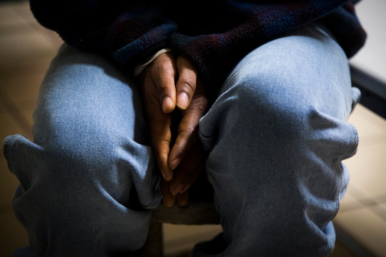 Josué esconde sus manos maltratadas por el frío y la madera.