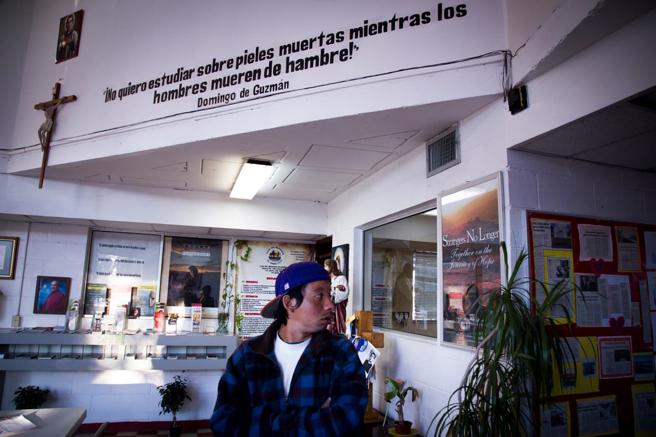 Josué trabaja en la carpintería de un nicaragüense que ofrece ayuda a centroamericanos que llegan deportados a la frontera. El gobierno mexicano entrega 1,000 pesos a quienes salen del albergue para que regresen a sus lugares de origen, pero esto no es suficiente para pagar el viaje de regreso a Centroamérica.