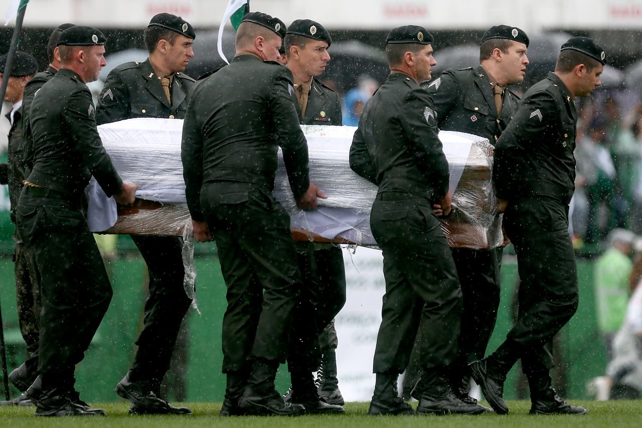 Más de 100,000 personas se dieron cita en el estadio del equipo para recibir los cuerpos de los futbolistas que fallecieron en el accidente aéreo.