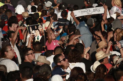 Desde primeras horas del sábado esperaban el paso de las cenizas de Juan Gabriel.