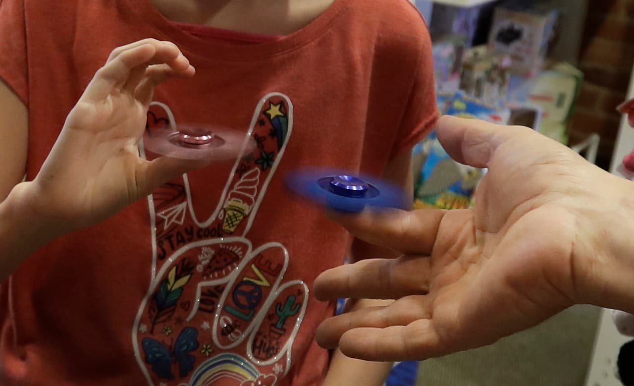 La fascinación entre niños de todas las edades fue tal que en colegios de varios estados enviaron comunicados donde se prohibía llevarlos a las aulas de clase.
