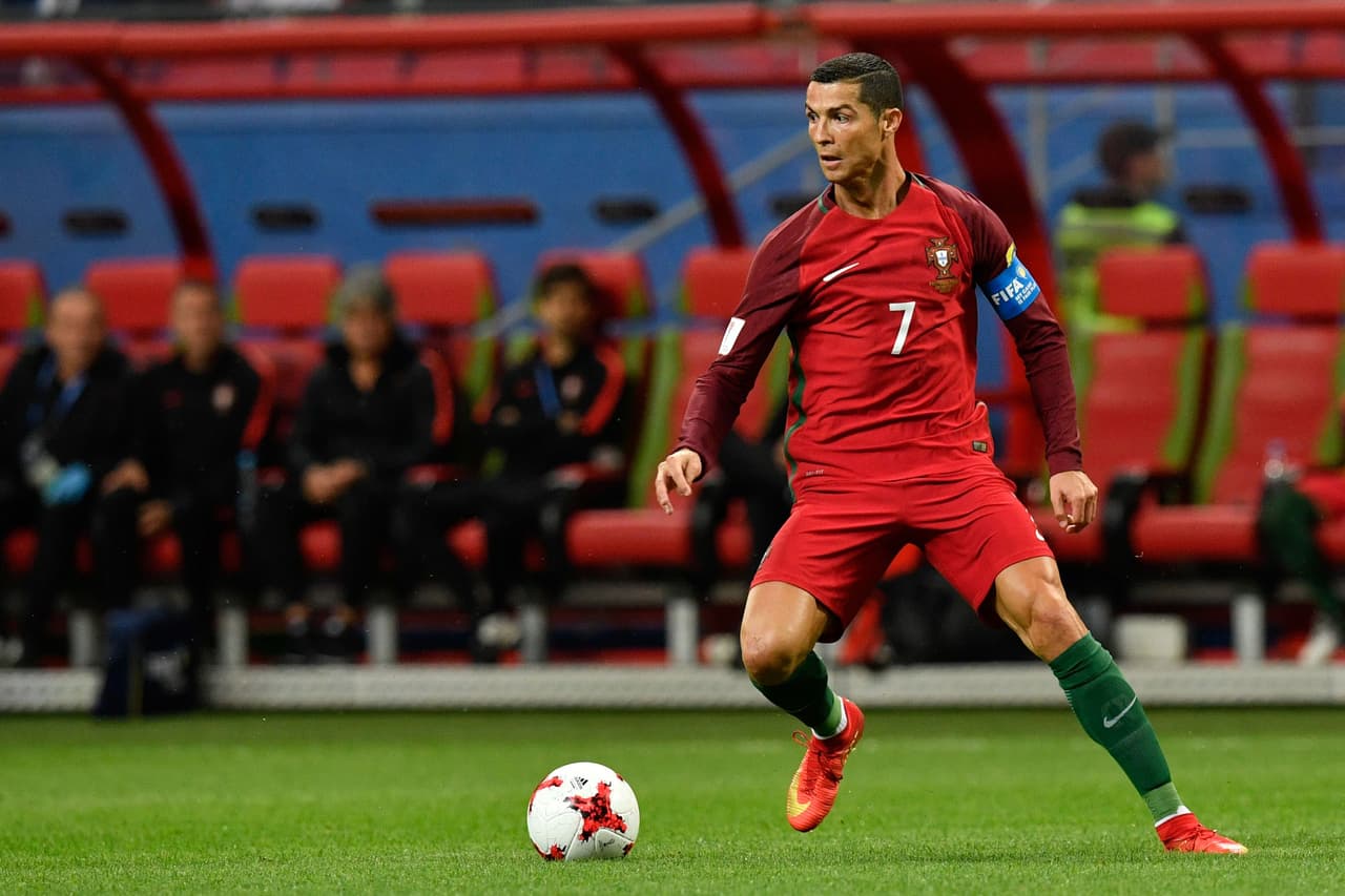 Bajola batuta de Cristiano Ronaldo, Portugal comenzó dominando el balón y el juego en cancha chilena.