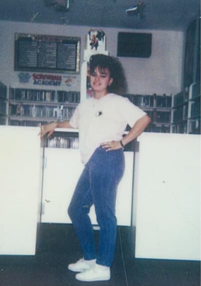 En su adolescencia le gustaban diferentes géneros musicales, aunque creció escuchando regional mexicano por sus padres y hermanos.