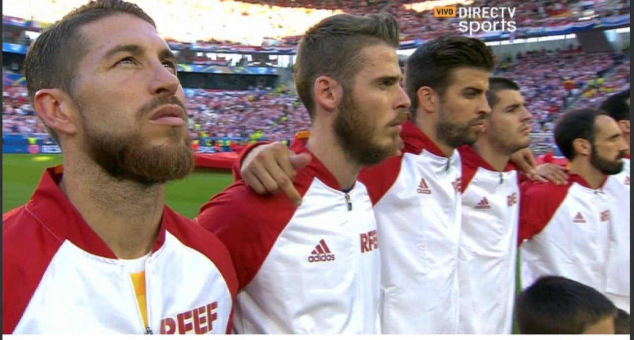 Esta es la imagen de Piqué y su gesto durante el himno de España.