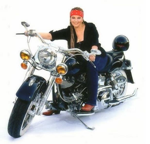 Inspirada en la moda 'noventera' de los jeans, botas y paliacates.